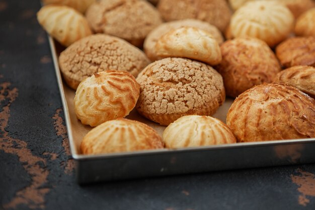 Disposizione dei profiteroles fatti in casa da vicino