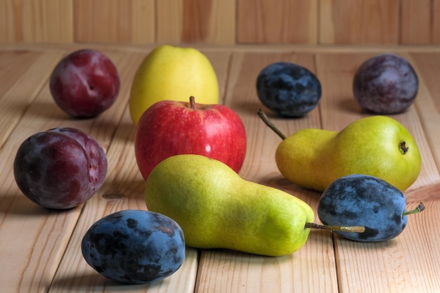 Disposizione della frutta su un tavolo di legno