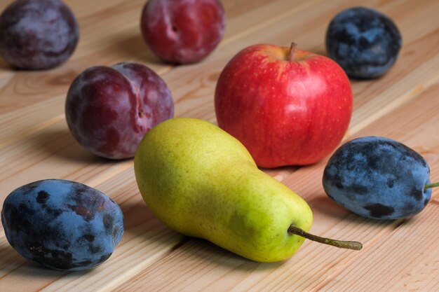 Disposizione della frutta su un tavolo di legno