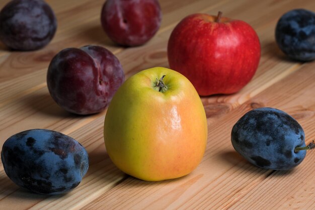 Disposizione della frutta su un tavolo di legno