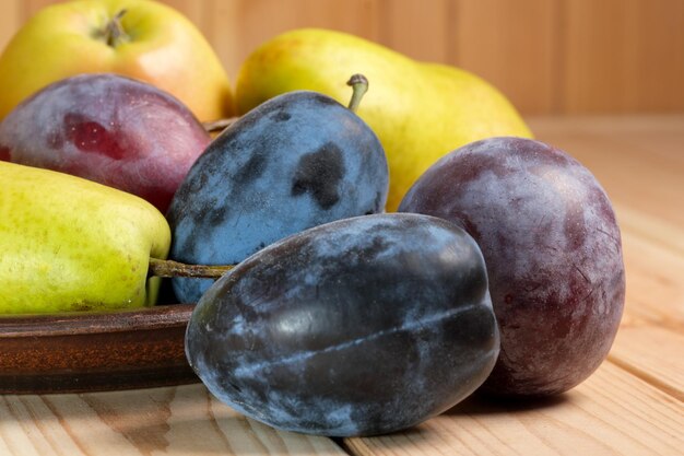 Disposizione della frutta su un tavolo di legno