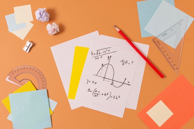Disposizione delle forniture scolastiche sopra la vista