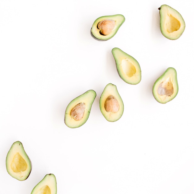 Disposizione di avocado crudo affettato. Concetto di cibo creativo