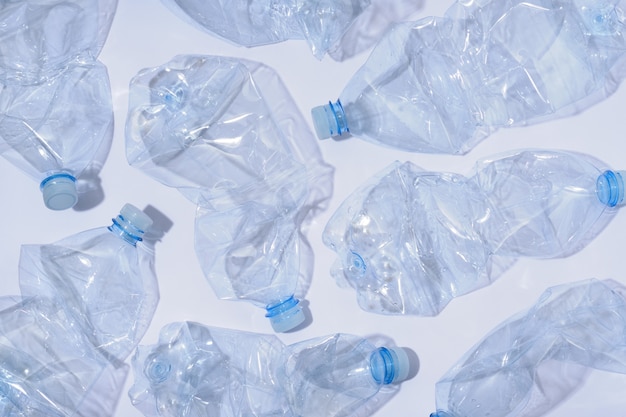 Disposizione di bottiglie di plastica