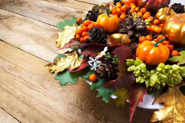 Disposizione di festa di caduta o di ringraziamento con zucche e foglie di autunno