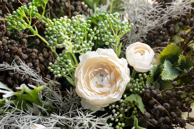 Disposizione di fiori bianchi e fiori secchi in un cesto di vimini