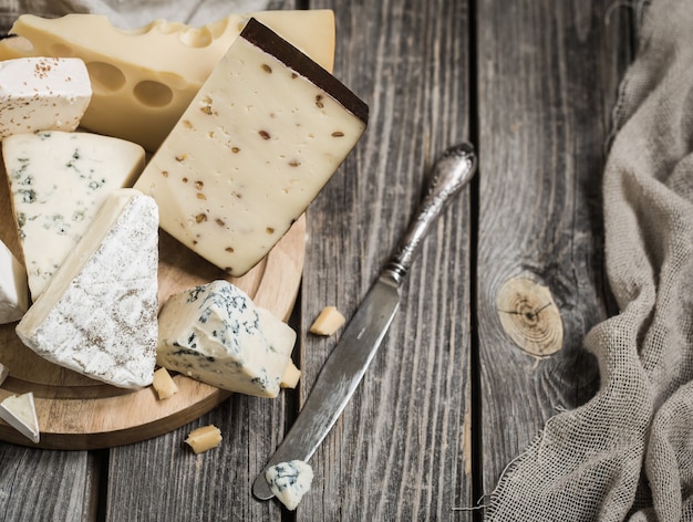 disposizione di formaggio gourmet su sfondo di legno, concetto di formaggi gourmet