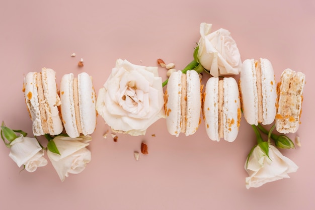 Disposizione di macarons deliziosi piatti