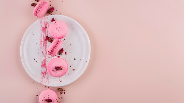 Disposizione di macarons deliziosi piatti