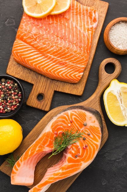 Disposizione di salmone e limone vista dall'alto