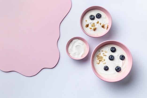 Disposizione di vista dall'alto del delizioso pasto per la colazione con yogurt