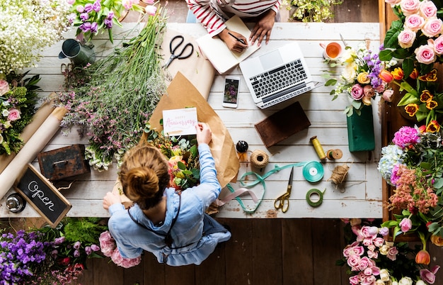 Disposizione e decorazione dei fiori del lavoro del fiorista