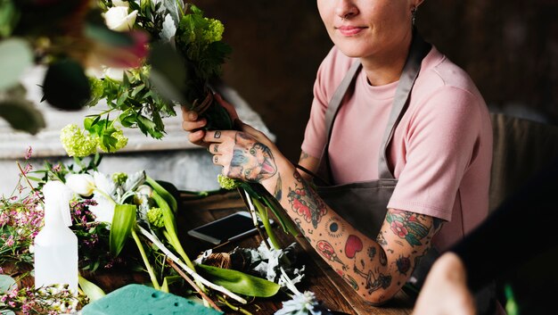 Disposizione e decorazione dei fiori del lavoro del fiorista