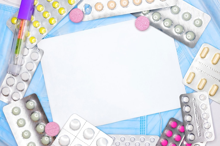 Foto disposizione medica orizzontale con pillole colorate e copyspace.
