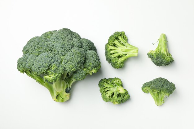 Disposizione piana con i broccoli sulla vista bianca e superiore