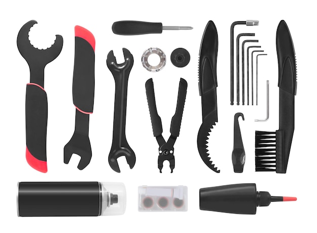 Disposizione piana degli strumenti e degli strumenti del kit di riparazione della bicicletta isolati su sfondo bianco