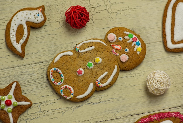 Disposizione piana dei biscotti di pan di zenzero di Natale su fondo di legno Biscotti di pan di zenzero di Natale gustosi su fondo di legno