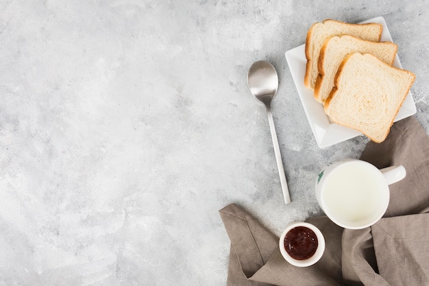 Disposizione piana del concetto delizioso della prima colazione