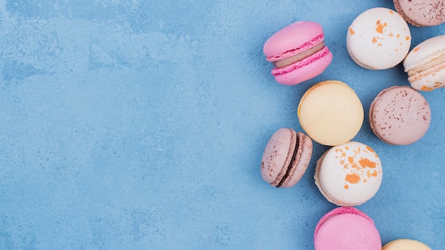 Disposizione piana dell'assortimento di macarons con lo spazio della copia