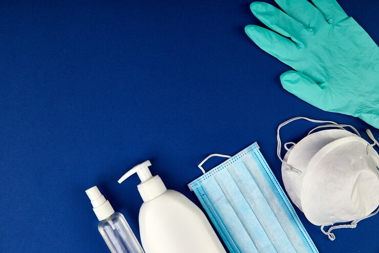 Disposizione piana di protezione Coronavirus, maschere protettive mediche, guanti, flaconi disinfettanti per le mani, antisettico, disinfezione, spray, copia spazio.