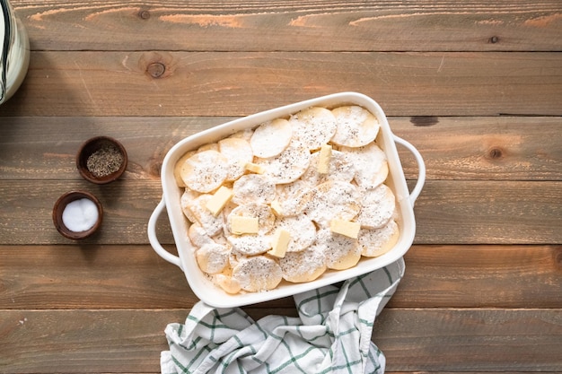 Disposizione piatta. Cucinare la ricetta delle patate capesante con patate biologiche.