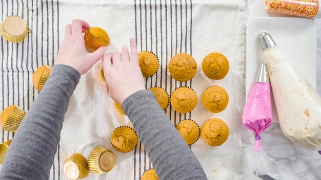 Disposizione piatta. Cupcake speziato alla zucca appena sfornato.