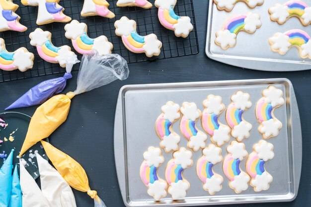 Disposizione piatta. Decorare i biscotti di zucchero a tema unicorno con glassa reale.