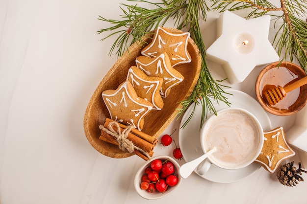 Disposizione piatta di Natale. Regolazione della tabella di natale con i biscotti e il cacao dello zenzero, vista superiore. Concetto di sfondo di Natale.