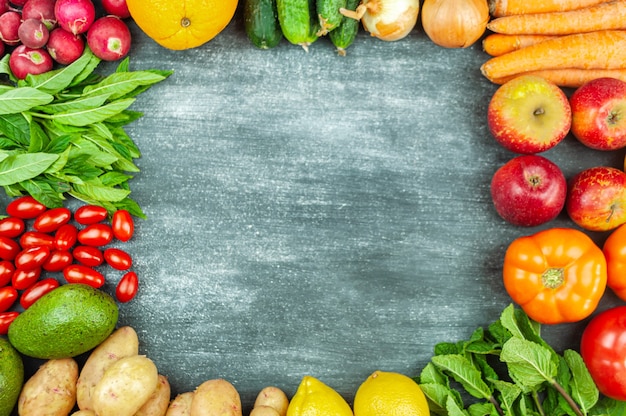 Disposizione piatta di verdure crude multicolori su sfondo nero, cornice quadrata per alimenti. Prodotti locali per una cucina sana. Frutta e verdura biologica per la vegetazione. Vista dall'alto. Copia spazio.