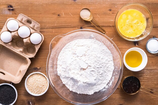 Disposizione piatta. Ingrediente in tavola per cuocere il pane challah.