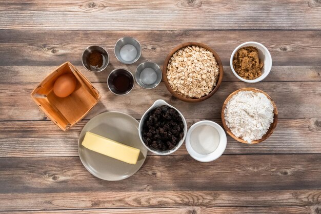 Disposizione piatta. Ingredienti per fare i biscotti gommosi all'uvetta con farina d'avena.