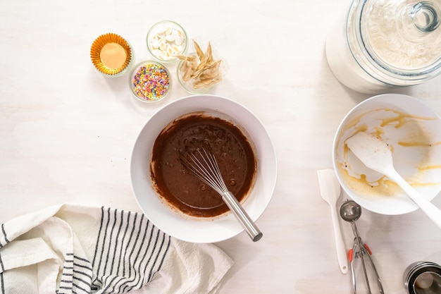 Disposizione piatta. Ingredienti per fare i cupcakes con unicorno al cioccolato.