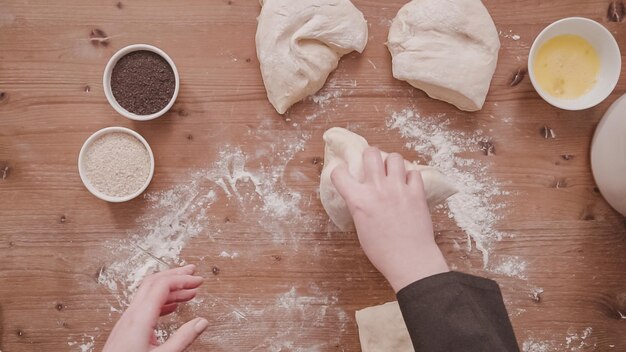 Disposizione piatta. Passo dopo passo. Dividere l'impasto in pezzi uniformi per cuocere il pane challah.