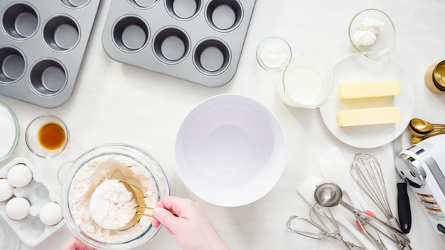 Disposizione piatta. Passo dopo passo. Mescolare la pastella per cuocere i cupcakes alla vaniglia con la glassa di crema al burro.