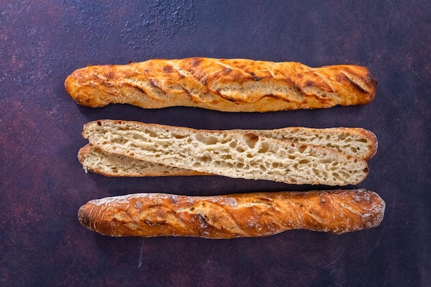 Disposizione piatta. Piccole baguette francesi appena sfornate.