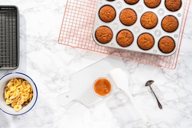 Disposizione piatta. Raffreddamento di muffin di pane alle noci di banana appena sfornati.