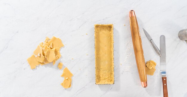 Disposizione piatta. Stendere la pasta frolla per cuocere la crostata per crostata al mascarpone con frutti di bosco freschi.