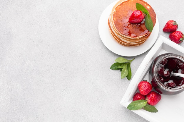 Disposizione vista dall'alto con marmellata e frittelle