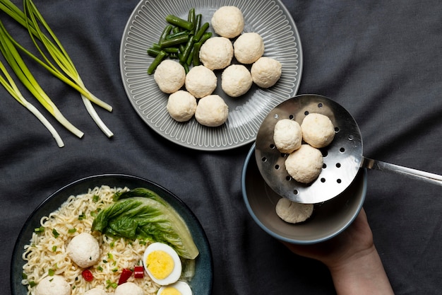 Disposizione vista dall'alto del delizioso bakso indonesiano