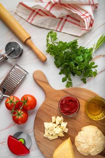 Disposizione vista dall'alto di cibi e ingredienti gustosi