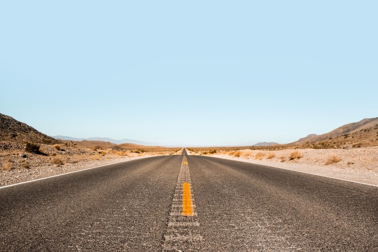Distesa infinita. Strada nel Parco Nazionale della Valle della Morte, Nevada, USA