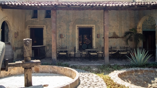 Distilleria meccanica ruota tegole tavoli e sedie in background vecchia distilleria messico