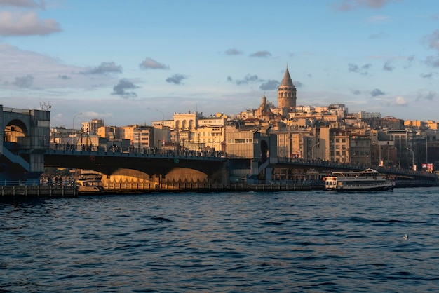 Distretto di Beyoglu con la Torre di Galata e il Ponte di Galata dalla Golden Horn Bay Istanbul Turchia