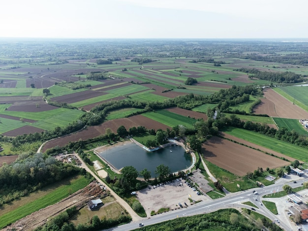 Distretto di Lazarevac Kolubara della Serbia Drone vista della città in una giornata di sole