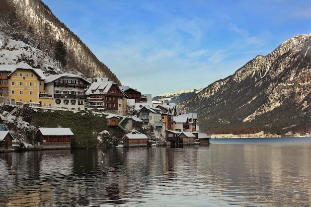 Distretto residenziale con lago e montagne contro un cielo nuvoloso