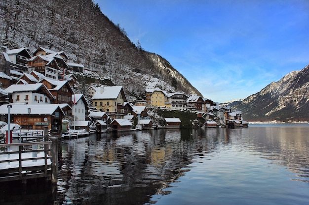 Distretto residenziale con lago e montagne contro un cielo nuvoloso