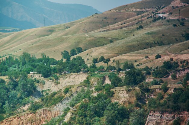 Distretto stradale di montagna della regione di Jalal-Abad nel Kirghizistan occidentale.