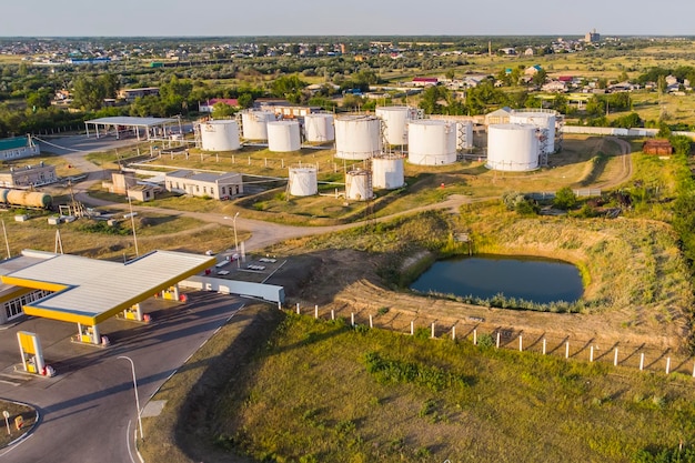 Distributore di benzina e serbatoi di benzina sullo sfondo Foto di stoccaggio dell'olio