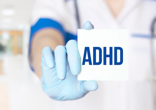 Disturbo da deficit di attenzione e iperattività ADHD Medico con scheda su sfondo bianco