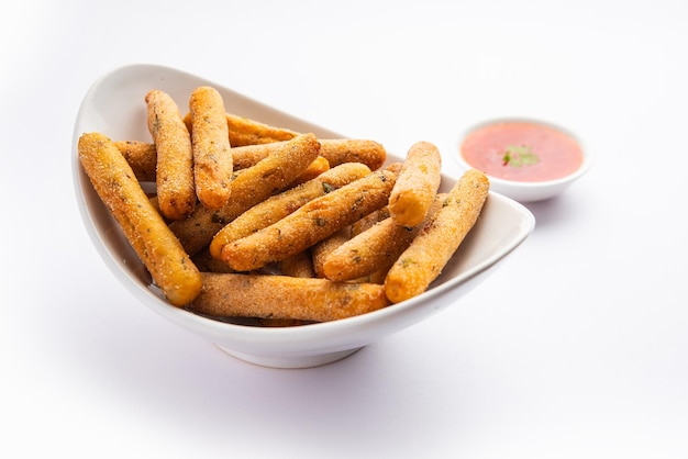Dita croccanti di Rava Aloo o bastoncini di semola di patate fritti serviti con ketchup